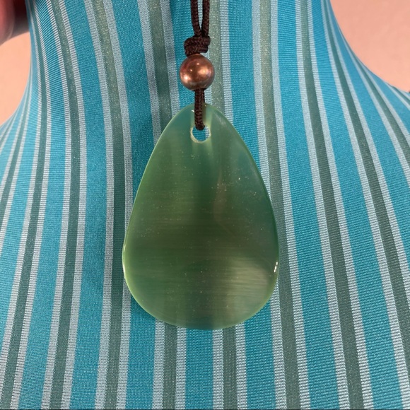Green teardrop shape cord drop necklace - Picture 8 of 13